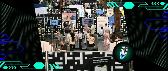 Blick auf die Halle des Future Tech Fest 2024. Viele Stände im schwarz-weißen Design des Events, dazwischen ist das Publikum zu sehen, das sich unterhält.