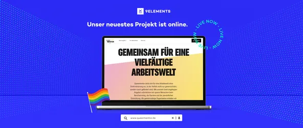 Mock-Up eines Laptop-Bildschirms, der einen Ausschnitt der Queermentor-Website zeigt. Auf dem Ausschnitt steht als Überschrift "Gemeinsam für eine vielfältige Arbeitswelt". Darum ist der Rahmen im 9elements-Stil, auf dem steht "Unser neuestes Projekt ist online", inklusive 9elements Logo und Regenbogenflagge.