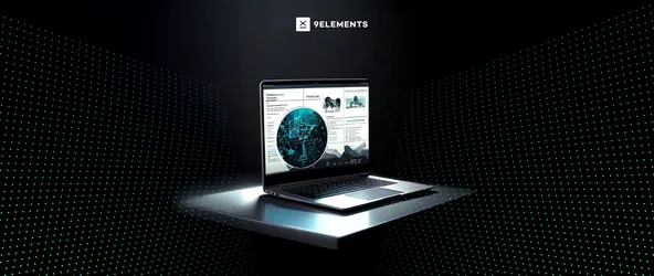 Laptop mit geöffneter Benutzeroberfläche vor dunklem, futuristischem Hintergrund mit leuchtenden Punkten; symbolisiert digitale Technologien im Kontext von Barrierefreiheit.